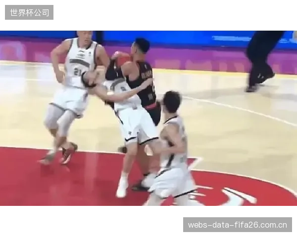 曾经的三连冠王朝辽宁男篮遭遇滑铁卢,俱乐部投入锐减直接导致球队竞争力下降。 曾经的三连冠王朝辽宁男篮遭遇滑铁卢,俱乐部投入锐减直接导致球队竞争力下降。